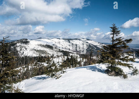 Malinowska Skala, kopa skrzyczenska, männliche skrzyczne und skrzyczne Hügel von zielony kopiec Hill im Winter Beskid Slaski bergen in Polen mit Schnee Stockfoto