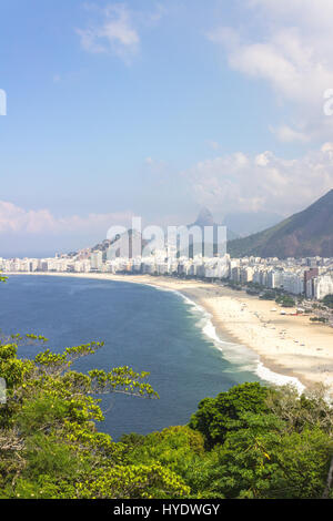 Blick über Copacaba Strand und die Berge von der Spitze des Fort Duque De Caxias, Rio De Janeiro, Brasilien Stockfoto