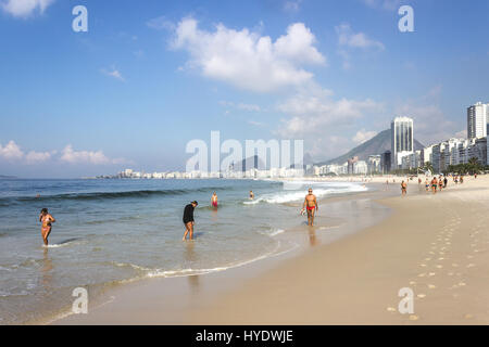 Brasilien, Rio De Janeiro: Blick auf den Copacabana Strand an einem sonnigen Morgen Stockfoto