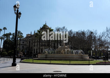 Fuente de Hispalis (Híspalis Brunnen) in der Nähe von Alfonso X 111 Hotel (im Hintergrund) und Puerta de Jerez (Jerez Tor) in Sevilla, Spanien Stockfoto