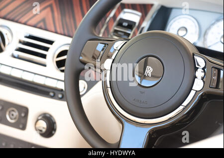 Laverstoke, Hampshire, UK - 25. August 2016: Luxuriöse Lenkrad und Armaturenbrett Nahaufnahme von einem Rolls-Royce Ghost Automobil auf die CarFest motorin Stockfoto