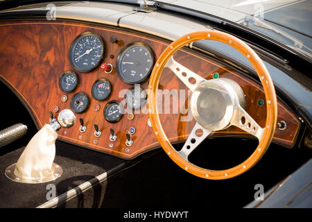 Interieur und Armaturenbrett Detail von einem wunderschön restaurierten Retro-Verdeck Sportwagen Stockfoto