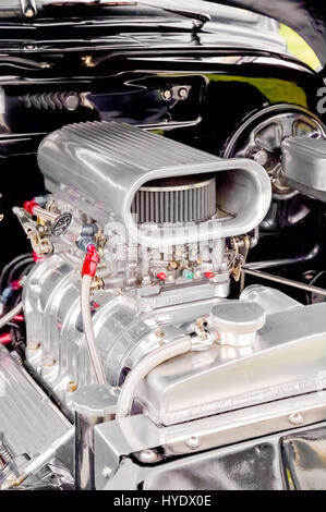 verchromter Motor und Kompressor in einem high-Performance-Fahrzeug Stockfoto