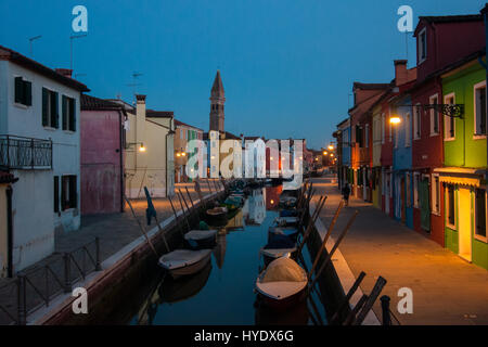 Eine Nachtansicht eines Kanals und bunten Häusern in der Insel Burano, Venedig, Italien. Stockfoto