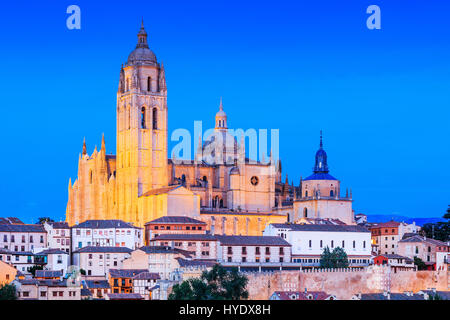 Segovia, Spanien. Blick über die Stadt mit der Kathedrale und dem mittelalterlichen Mauern. Stockfoto