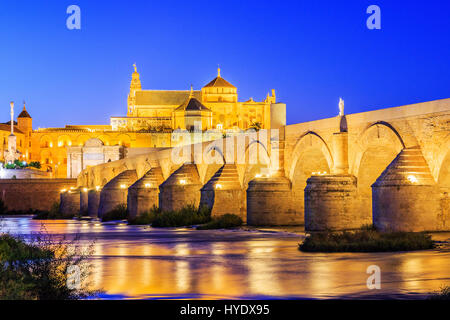 Córdoba, Spanien. Römische Brücke am Fluss Guadalquivir und Mezquita-Kathedrale. Stockfoto