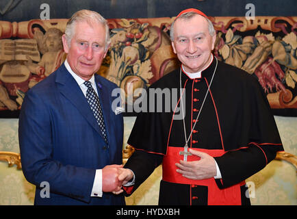 Der Prince Of Wales schüttelt Hände mit Kardinal Pietro Parolin, Staatssekretär des Heiligen Stuhls, bei einem Besuch in den Apostolischen Palast im Vatikan. Stockfoto