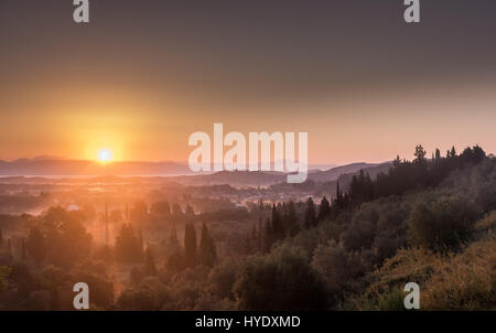 Nebligen Sonnenaufgang über dem südlichen Korfu Stockfoto