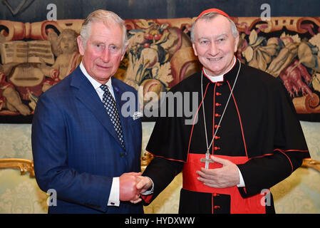 Der Prince Of Wales schüttelt Hände mit Kardinal Pietro Parolin, Staatssekretär des Heiligen Stuhls, bei einem Besuch in den Apostolischen Palast im Vatikan. Stockfoto