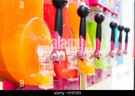 Machen Eis Granita Saft Gerät in vielen Farben Stockfoto