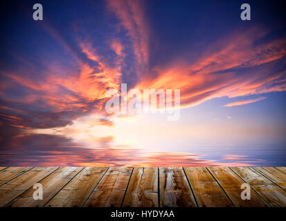 Leere Holzdeck Tabelle mit Einbruch der Dämmerung Himmelshintergrund Stockfoto
