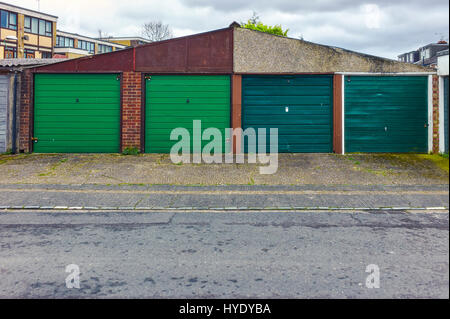 Vier Garagentore in Cosham, Portsmouth Stockfoto