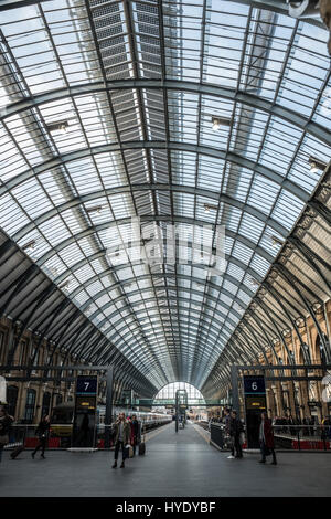 Ankünfte und Abflüge am am Kings Cross Bahnhof, London, England. Stockfoto