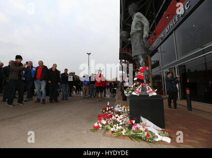 Floral Tribute in Erinnerung an Charlton Lüfter PC Keith Palmer, war eines der Opfer des Westminster-Terror-Anschlag vor dem Himmel Bet League One Spiel in The Valley, London. Stockfoto