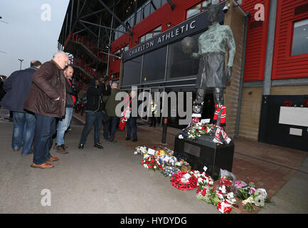 Floral Tribute in Erinnerung an Charlton Lüfter PC Keith Palmer, war eines der Opfer des Westminster-Terror-Anschlag vor dem Himmel Bet League One Spiel in The Valley, London. Stockfoto