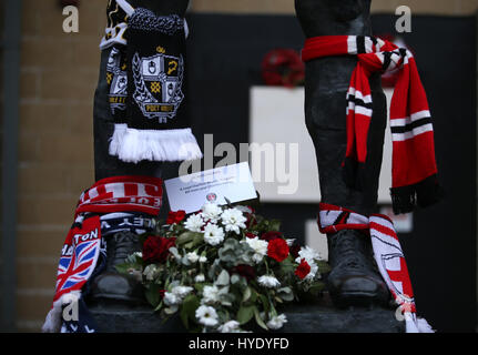 Ehrungen in Erinnerung an Charlton Lüfter PC Keith Palmer, war eines der Opfer des Westminster-Terror-Anschlag vor dem Himmel Bet League One Spiel in The Valley, London. Stockfoto