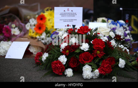 Ehrungen in Erinnerung an Charlton Lüfter PC Keith Palmer, war eines der Opfer des Westminster-Terror-Anschlag vor dem Himmel Bet League One Spiel in The Valley, London. Stockfoto