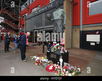 Ehrungen in Erinnerung an Charlton Lüfter PC Keith Palmer, war eines der Opfer des Westminster-Terror-Anschlag vor dem Himmel Bet League One Spiel in The Valley, London. Stockfoto