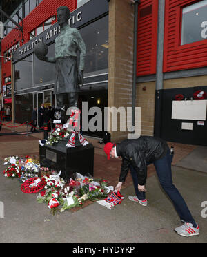 Ehrungen in Erinnerung an Charlton Lüfter PC Keith Palmer, war eines der Opfer des Westminster-Terror-Anschlag vor dem Himmel Bet League One Spiel in The Valley, London. Stockfoto