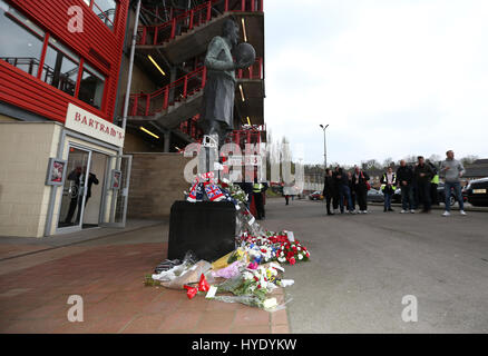 Ehrungen in Erinnerung an Charlton Lüfter PC Keith Palmer, war eines der Opfer des Westminster-Terror-Anschlag vor dem Himmel Bet League One Spiel in The Valley, London. Stockfoto