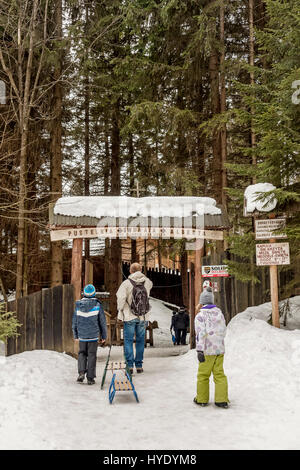 Touristen, die Eremitage von St. Brother Albert Kalatowki, Zakopane Eingabe Stockfoto