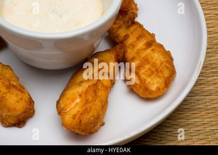 tief gebratener Zackenbarsch Finger auf weißen Teller mit DIP-sauce Stockfoto