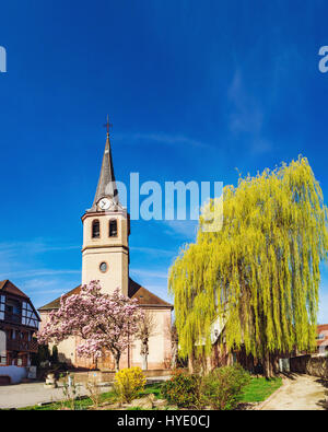 In der Nähe von Dorf Kirche, Ville, Frankreich, Frühling blühende Magnolie Stockfoto
