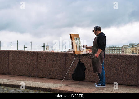 Sankt PETERSBURG, Russland, Mai 14: der Künstler mit seiner Staffelei zeichnet die Rostral Spalte auf der Vasilievsky Insel, 14 Mai 2016 in Sankt-Petersburg. Stockfoto