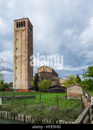 Glockenturm (Campanile) und Basilica di Santa Maria Assunta auf Insel Torcello, die älteste Siedlung in der Lagune von Venedig, Venedig, Italien Stockfoto