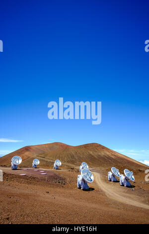 Landschaftsansicht der astronomischen Teleskope auf dem Mauna Kea, Maui, Hawaii, USA Stockfoto