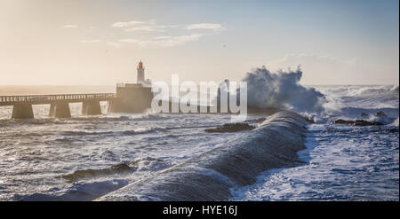 Sturm auf die große Mole von La Chaume (Les Sables d ' Olonne, Frankreich) Stockfoto