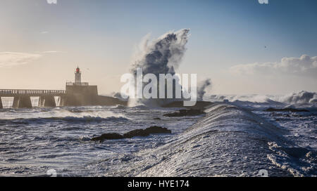 Sturm auf die große Mole von La Chaume (Les Sables d ' Olonne, Frankreich) Stockfoto