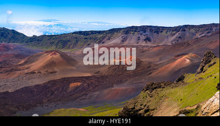 Panoramablick auf Vulkanlandschaft und Kratern an Haleakala, Maui, Hawaii, USA Stockfoto