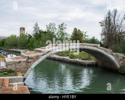 Brücke Ponte del Diavolo (Teufelsbrücke) über den Kanal auf der Insel Torcello, die älteste Siedlung in der Lagune von Venedig, Venedig, Italien Stockfoto