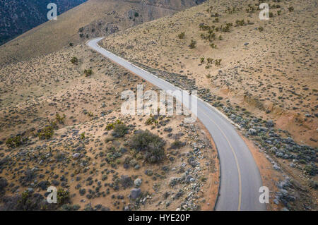 Kurvenreiche Straße durch die Berge der kalifornischen Mojave-Wüste. Stockfoto