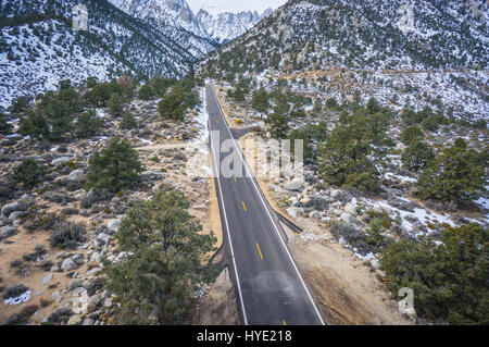 Zweispurigen Straße fährt in den Sierra Nevada Bergen in zentralen Kalifornien mit Schnee. Stockfoto