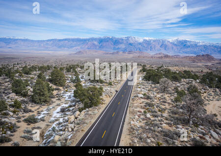 Einzelne schwarze Straße führt durch Wildnis in Richtung der Linie von den Sierra Nevada Bergen von Zentral-Kalifornien. Stockfoto