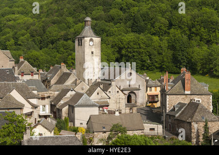 Frankreich, Aveyron, Saint Chely Aubrac, Blick auf die Stadt mit Kirche Stockfoto