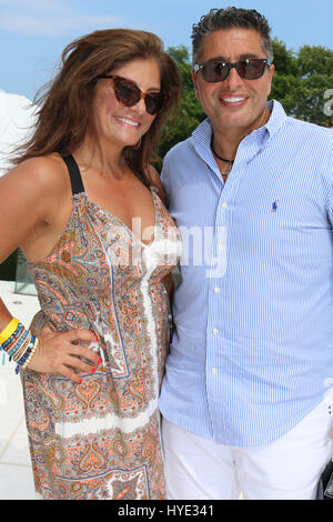 SOUTHAMPTON, NY - 13 Juli: Kathy Wakile und Rich Wakile bei Jill Zarins 2. jährlichen Luxus Ladies Lunch am 13. Juli 2014 in Southampton, New York. Bildnachweis: mpi98/MediaPunch Stockfoto