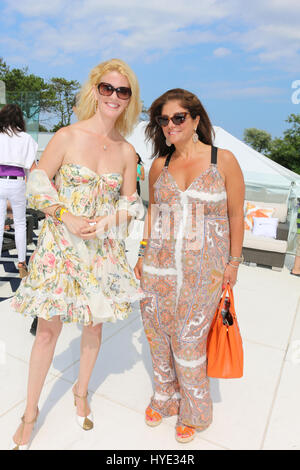 SOUTHAMPTON, NY - 13 Juli: Alex MCCord und Kathy Wakile bei Jill Zarins 2. jährlichen Luxus Ladies Lunch am 13. Juli 2014 in Southampton, New York. Bildnachweis: mpi98/MediaPunch Stockfoto