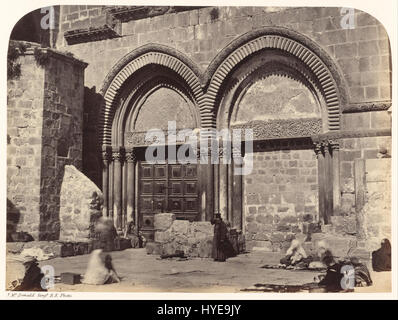 Dieses Foto zeigt Sgt. James M. McDonald am englischen Eingang zur Grabeskirche in Jerusalem. Die Kirche ist ein bedeutender christlicher Wallfahrtsort, der für seine religiöse Bedeutung im Christentum verehrt wird. Stockfoto