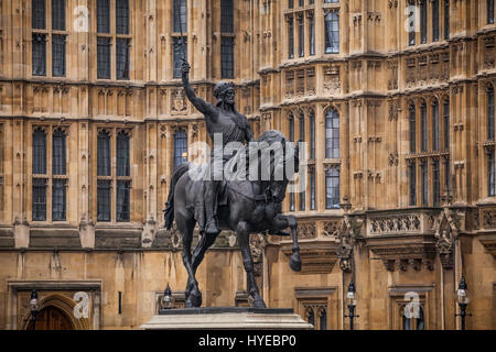 Eine Statue von Richard Coeur de Lion (auch bekannt als Richard Löwenherz) im alten Palast Hof außerhalb des Palace of Westminster. Stockfoto