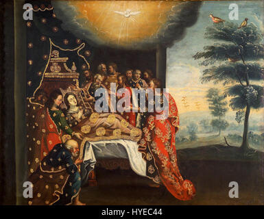 Dieses Werk, „Dormancy of the Virgin“, ist ein Gemälde, das der Cusco-Schule zugeschrieben wird, einer peruanischen Kolonialtradition. Das Stück zeigt die Jungfrau Maria in einem symbolischen Ruhezustand, typisch für die religiöse Ikonographie, die in der Andenregion während der Kolonialzeit vorherrschte. Stockfoto