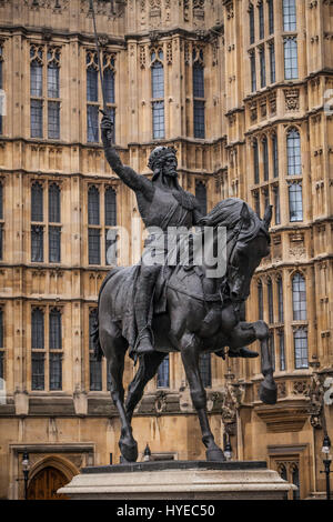Eine Statue von Richard Coeur de Lion (auch bekannt als Richard Löwenherz) im alten Palast Hof außerhalb des Palace of Westminster. Stockfoto