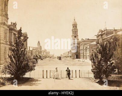 Diese historische Ansicht von Samuel Sweets Darstellung der King William Street in Adelaide, South Australia, zeigt die belebte Straßenszene vom Victoria Square aus und unterstreicht die Entwicklung und Urbanisierung der Stadt im späten 19. Jahrhundert. Stockfoto
