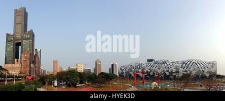 KAOHSIUNG, TAIWAN--20. Februar 2015: Panoramablick auf dem neuen Messegelände der Kaohsiung mit seinem einzigartigen Wellenform-Dach und die 85 Tuntex, Geschichte Stockfoto