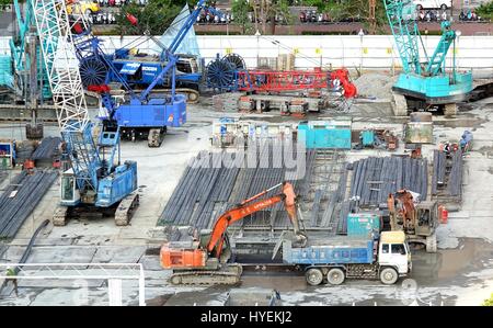 KAOHSIUNG, TAIWAN--18. April 2015: Baumaschinen und Zubehör sind für eine große Hochhaus-Projekt zusammengestellt. Stockfoto