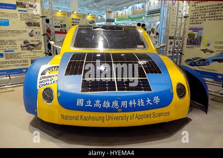 KAOHSIUNG, TAIWAN--18. April 2015: ein solar angetriebene Fahrzeug entwickelt, von der Hochschule für angewandte Wissenschaft ist auf dem Display während der 2015 Industrial A Stockfoto