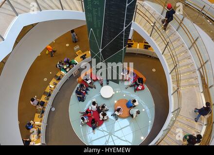 KAOHSIUNG, TAIWAN--18. April 2015: ein Lesebereich und Wendeltreppe in der neu gebauten Kaohsiung Main Public Library. Stockfoto