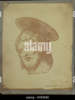 „Kopf eines unbekannten Heiligen“ von William Henry Fox Talbot ist ein fotografisches Porträt, das seine frühen Experimente mit dem Medium Fotografie demonstriert. Talbot, bekannt für seine Pionierarbeit auf dem Gebiet der Fotografie, hat dieses detaillierte Bild einer Figur, möglicherweise aus einem religiösen Kontext, mithilfe seines Kalotypverfahrens aufgenommen. Stockfoto